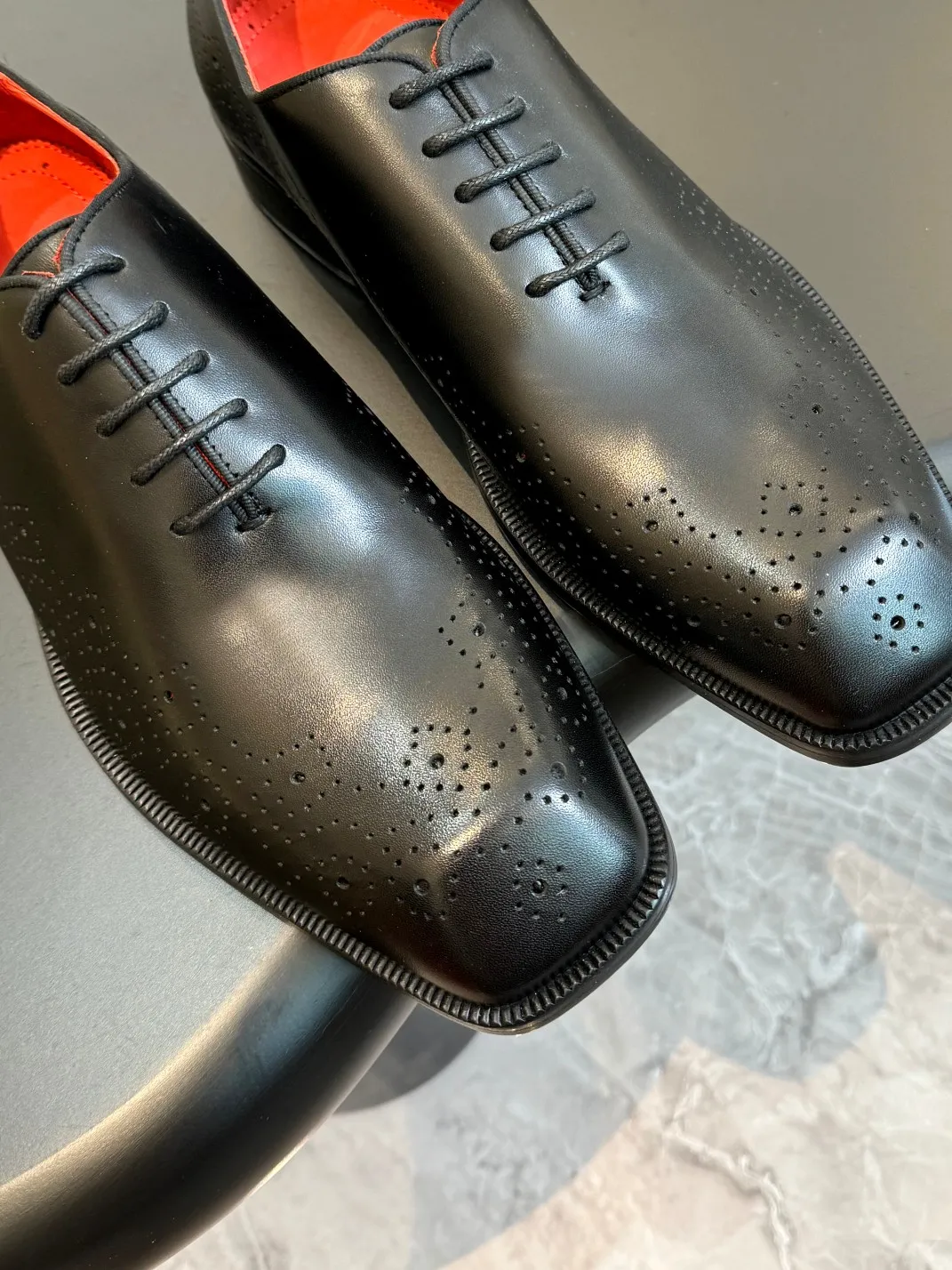 [CL red-soled shoes] Top P: 1020💰 Size 39-44 (⚠️38.45.46 custom-made, non-refundable and non-exchangeable) 🆑High-end men’s business formal leather shoes, original and genuine top-quality goods ••✅💯 Top-quality original order purchasing agent! Original imported patterned cowhide ➕Imported cowhide lining ➕Cowhide feet ➕Original leather outsole~🉑️Feel free to compare the authentic ones!
